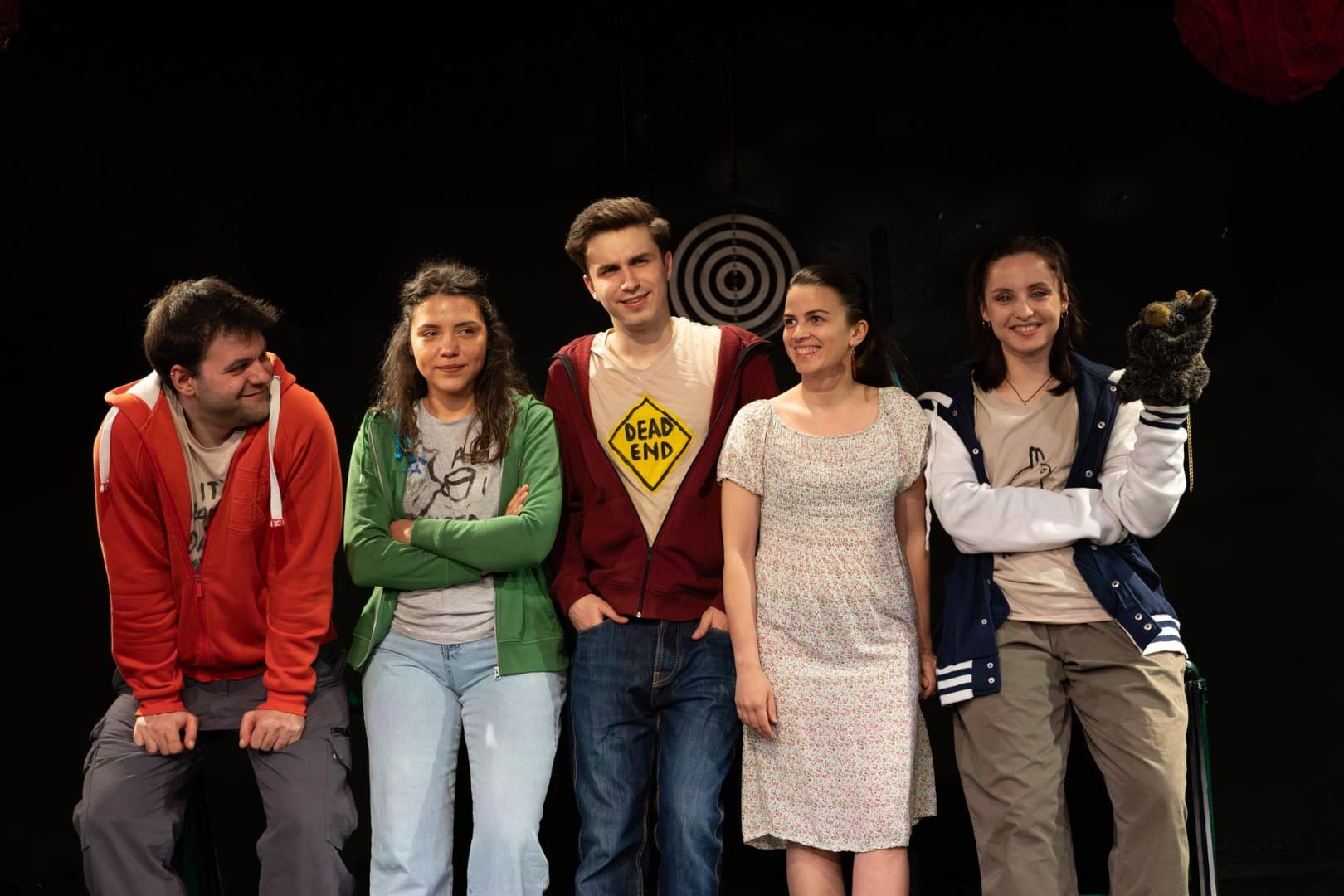 Toți privesc înainte